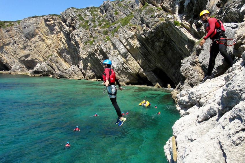 Aventura em Coasteering na Arrábida