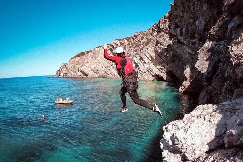 Aventura em Coasteering na Arrábida