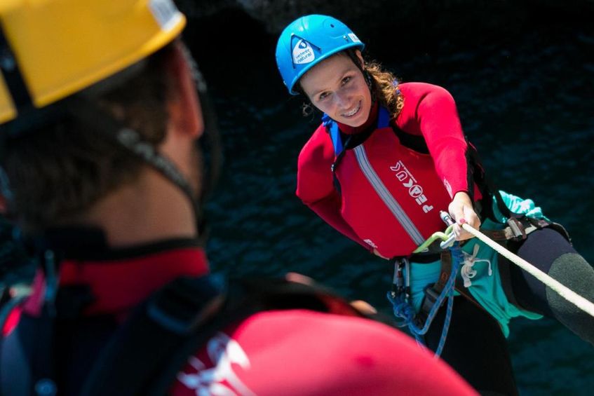 Aventura em Coasteering na Arrábida