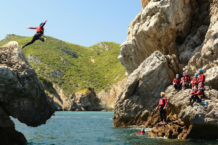 Aventura em Coasteering na Arrábida